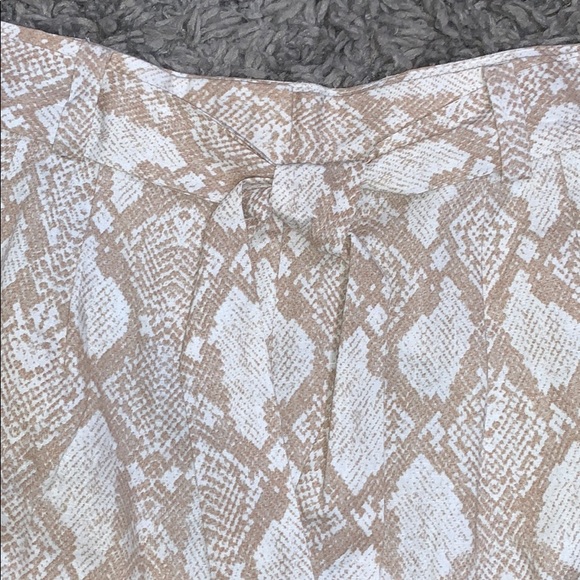 Snake print belted shorts - Picture 2 of 6